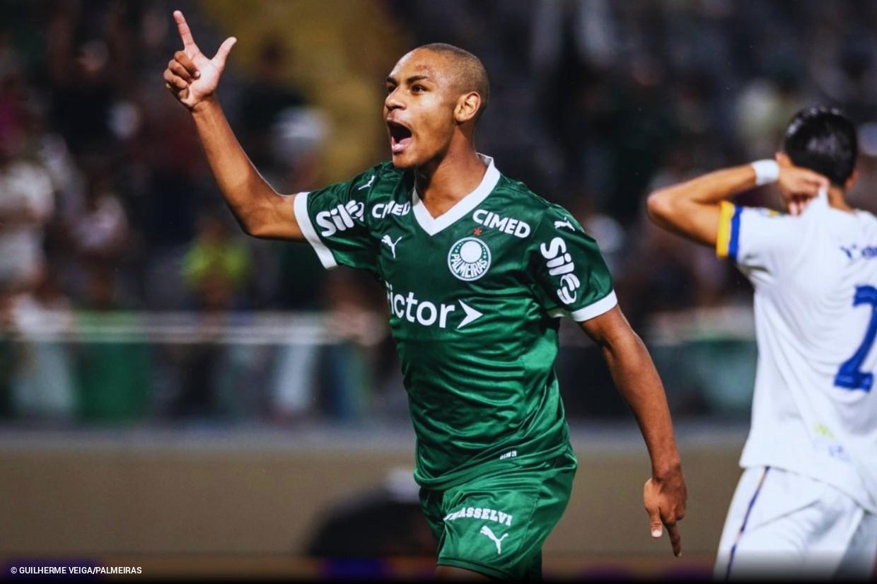 开云体育下载-每体：巴萨正关注巴西16岁前锋新星孔塞桑，已派球探跟踪观察