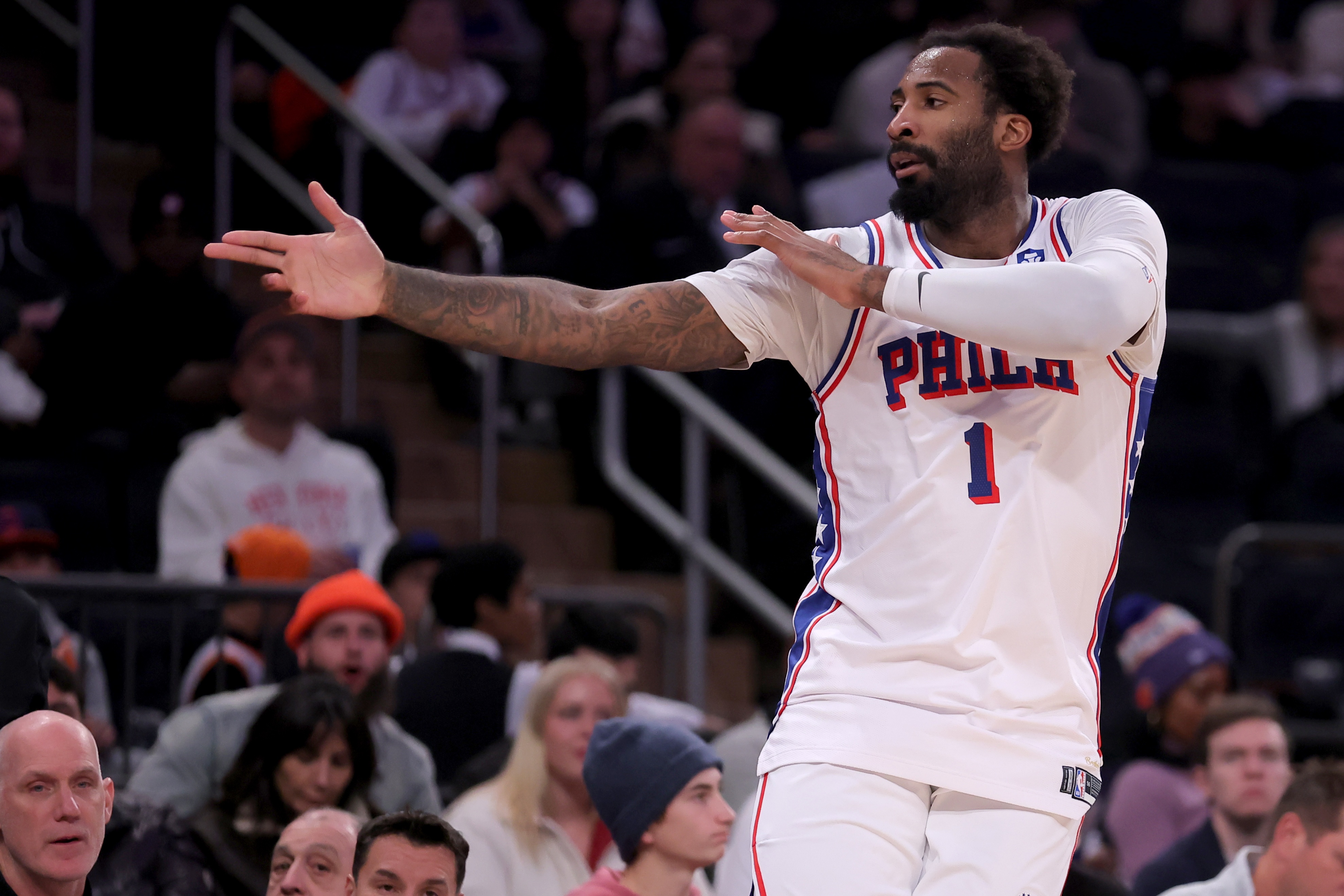 kaiyun.com-翻江倒海！德拉蒙德1抢3拼下前场篮板补篮得手 转身比出Too small