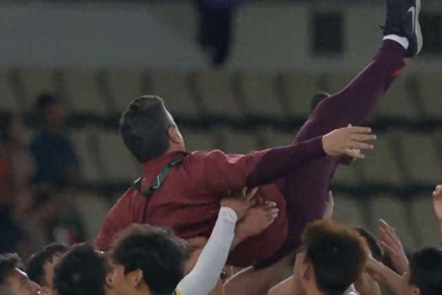 开云体育下载-安东尼奥被高高抛起！率队创造奇迹，媒体人热议：进决赛满分操作|U23|越南|王钰栋|U23亚洲杯|拜合拉木_新浪体育_新浪新闻