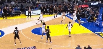 开云-平地起惊雷！贝兰热持球突破 一飞冲天力压赫夫暴力隔扣